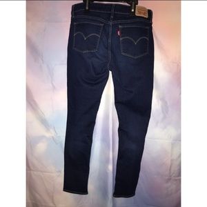Gently worn Levi’s straight leg women’s jean